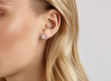 white-halo-earrings-1-carat-model_cd5537df-1cf4-4289-a912-7a5e60d3e60b_1800x