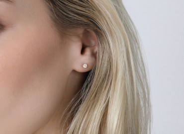 white-solitaire-earrings-0.25-model-view_da08e00d-5401-40de-b6b6-babc4915e765_1800x